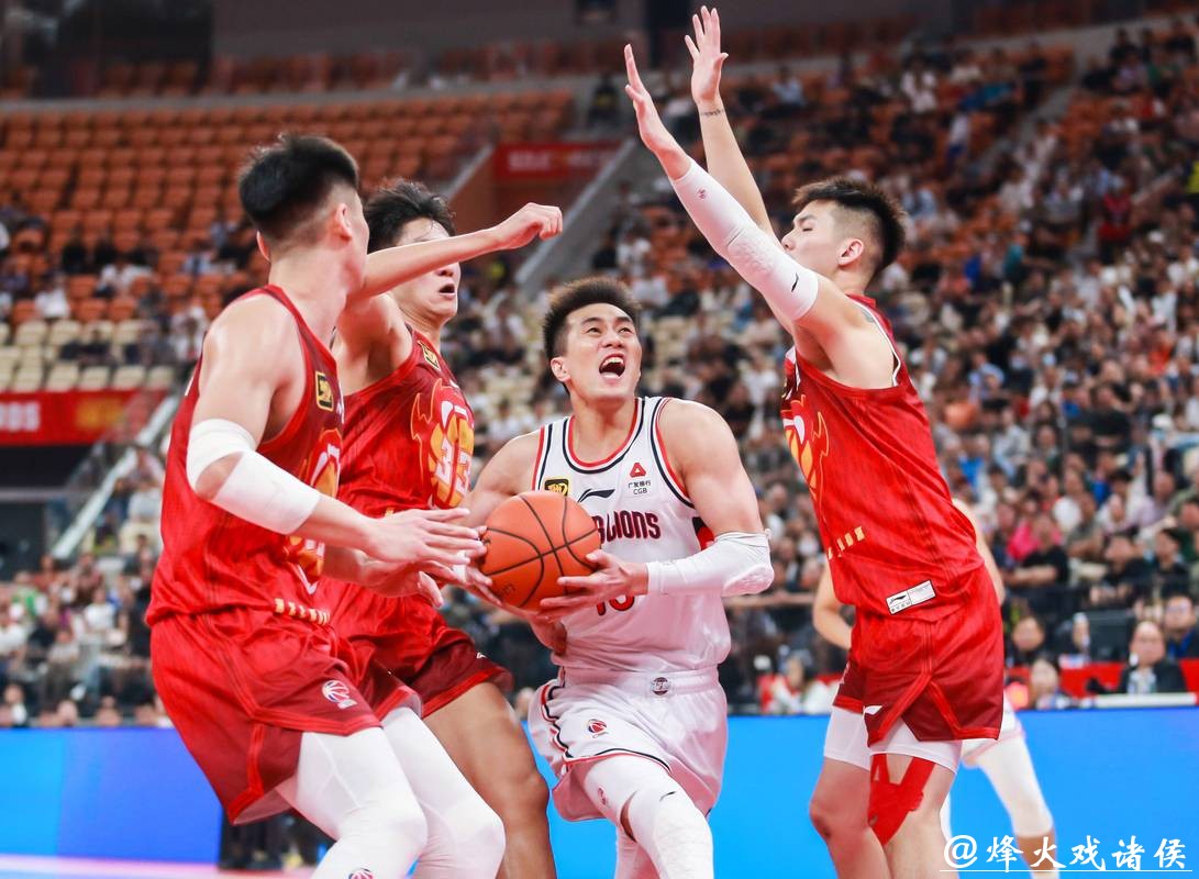 广东男篮险胜广州背后藏着什么秘密？答案藏在那个急停跳投的三分里！
